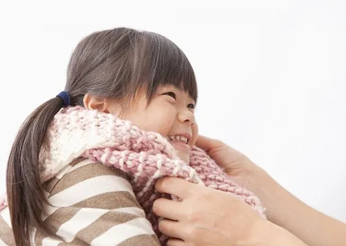 Giữ ấm cho trẻ khi thời tiết chuyển lạnh là cách phòng ngừa viêm phế quản ở trẻ hiệu quả